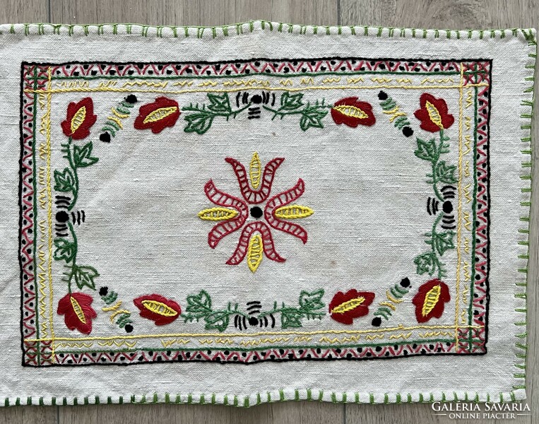 Small tablecloth embroidered on linen, 35x25cm
