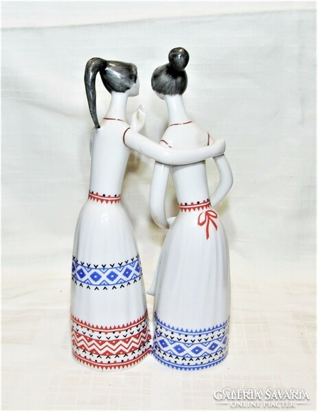 Gossip girls - j. Porcelain figurine of a couple from Hóllóháza designed by Márta Seregély - 24 cm