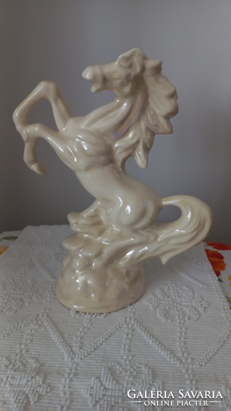 Repesztett lüszteres porcelán ágaskodó ló, impozáns darab, mag: 26,5 cm, szél: 21 cm, alja: 10X11 cm