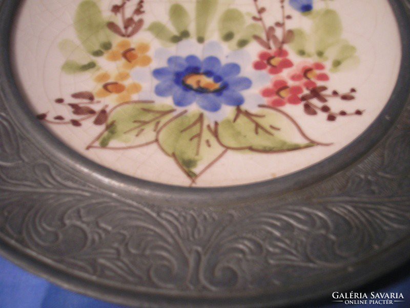 ÓN Antik Virágdíszítésű porcelán faltál   jelzett  keretben