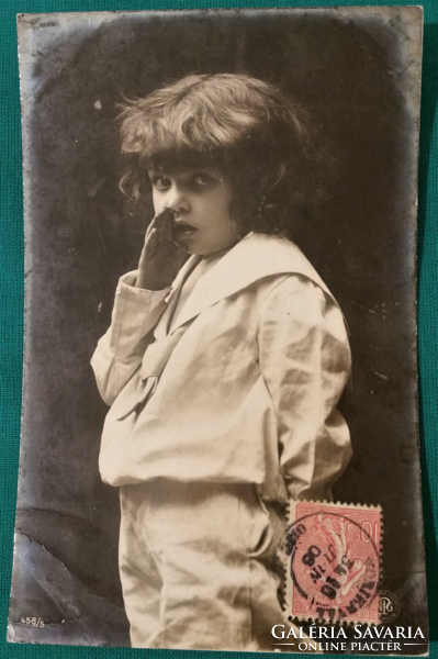 Antik képeslap, aranyos titkolózó kisgyerek