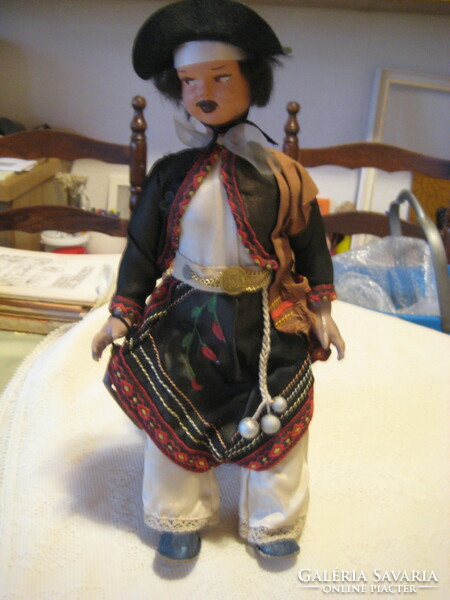 Spanyol  népi ruhába öltöztetett  fiú baba , 35 cm
