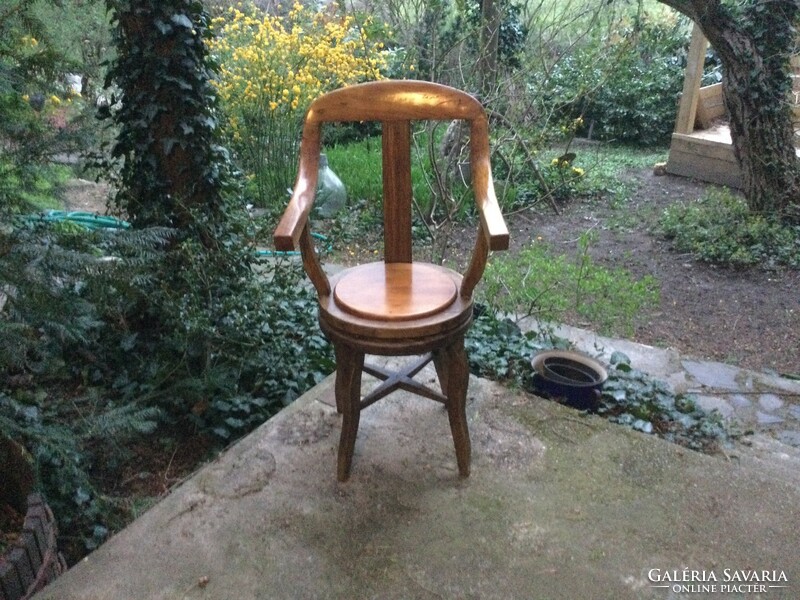 Egyszerűbb formájú borbély szék