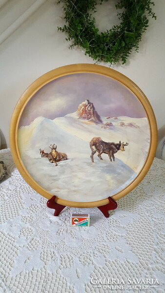 Nagyméretű fatálra festett "zergék a havas hegyoldalon"41cm.