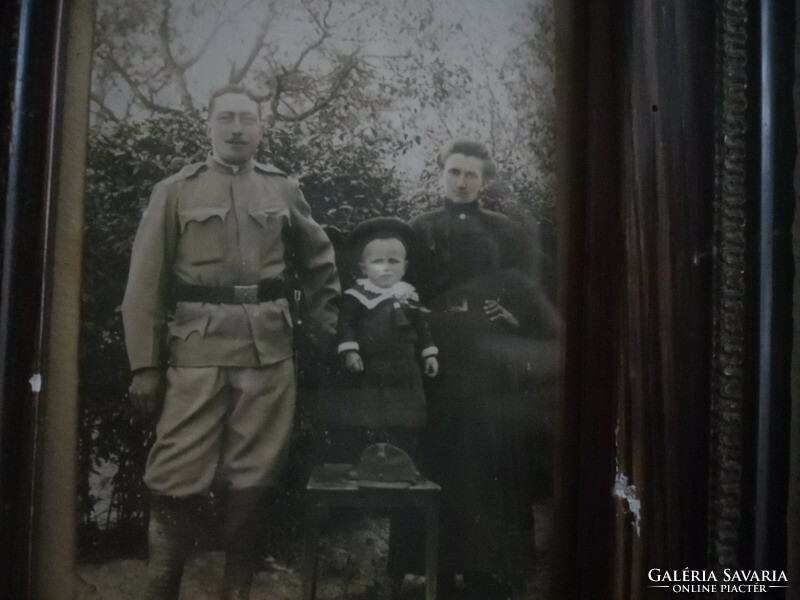 Family photo of a soldier of the First World War in a frame