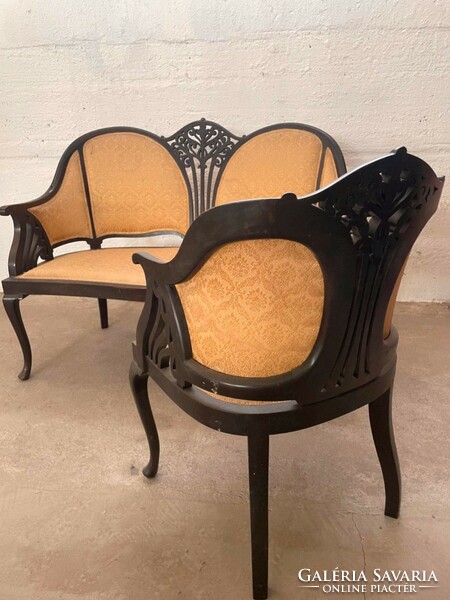 Dazzling Art Nouveau sofa set from Berlin: its wood is freshly polished and upholstered