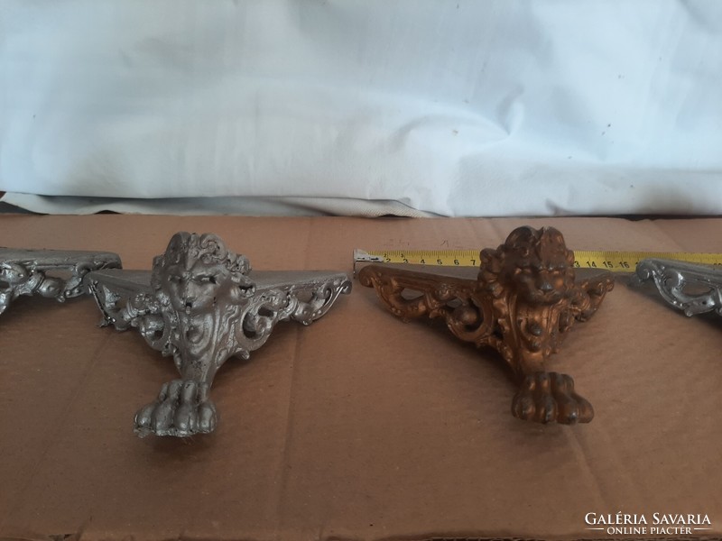 Oroszlán fejes díszek