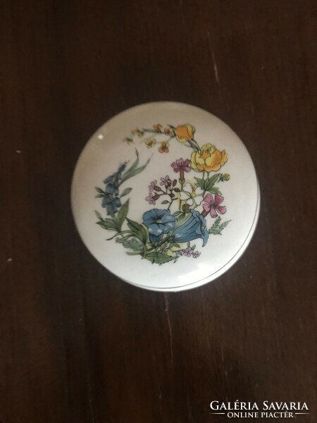 Porcelain bonbonier with /made in taiwan mark, flower pattern decor. In undamaged condition.