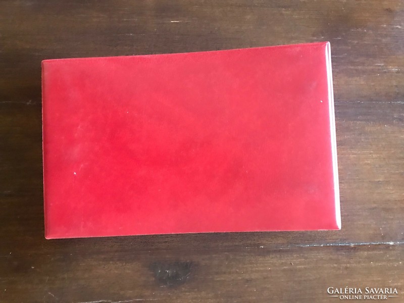 Bőr kötésű képeslap album,új állapotban.Mérete: 23x15 cm
