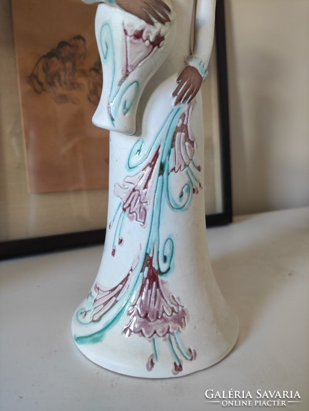 Korsós lány liliom virágos türkiz és mályva színű ruhában, bűbájos Kelemen Erzsébet kerámia