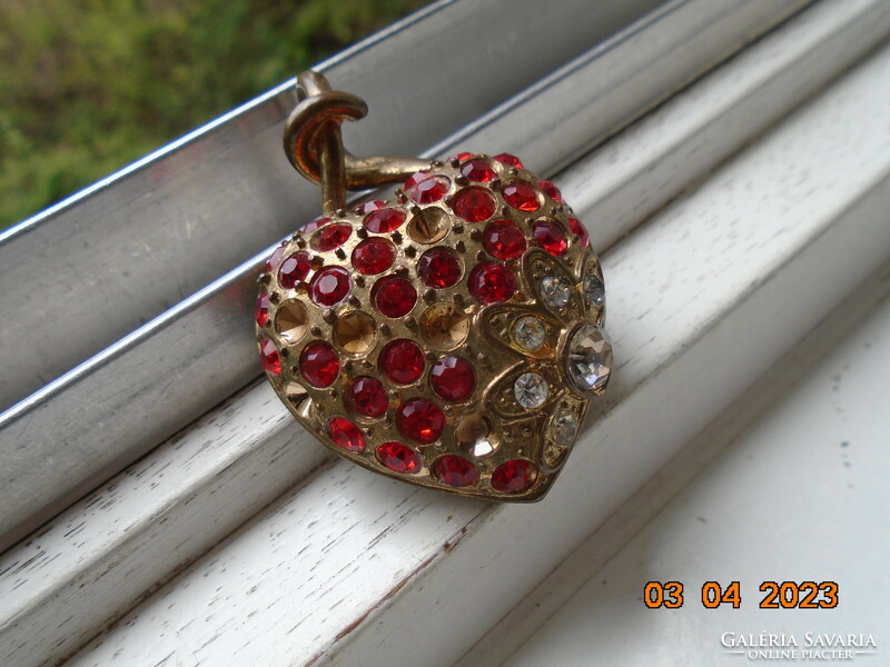 Egyedi, Szobor szerű, dupla falú ,bronz szív medál vörös kövekkel , dombor , köves virág mintával