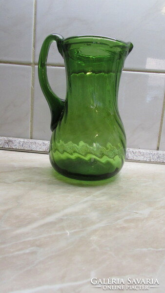 Szakított zöld üvegkancsó