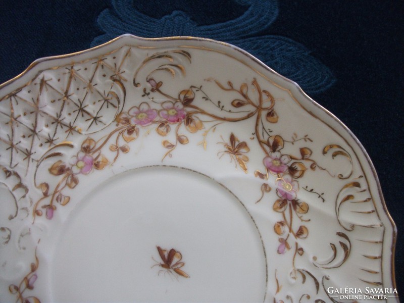 19.sz PLS Royal Vienna rokokó aranykontúrozott virág,rovar és dombor mintás tányér