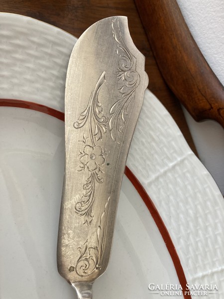 Silver fish serving knife and fork, with a chiseled, decorative head