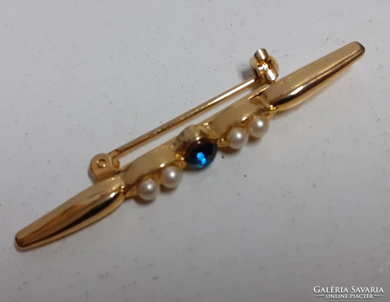 Retro beautiful condition gilded brooch pin with small tekla pearls in the middle decorated with a blue stone