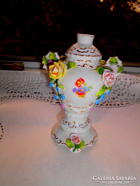 Antik porcelán váza rátett  plasztikus  virág díszítéssel