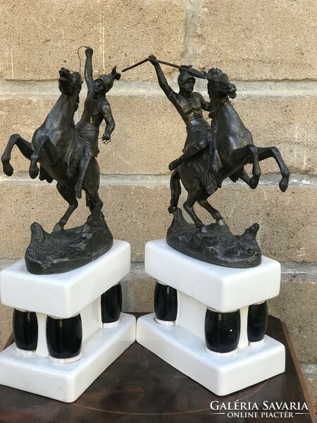 Fém lovas katona szobor porcelán talapzaton 48cm
