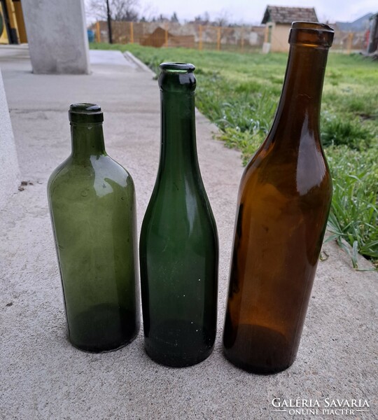 Középső Részvény Serfőző Budapest sörösüveg, bal legszélső Igmándi Keserűvíz üvegek