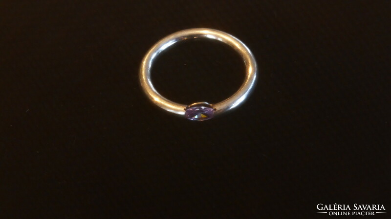 Ezüst karikagyűrű lila áttetsző kővel