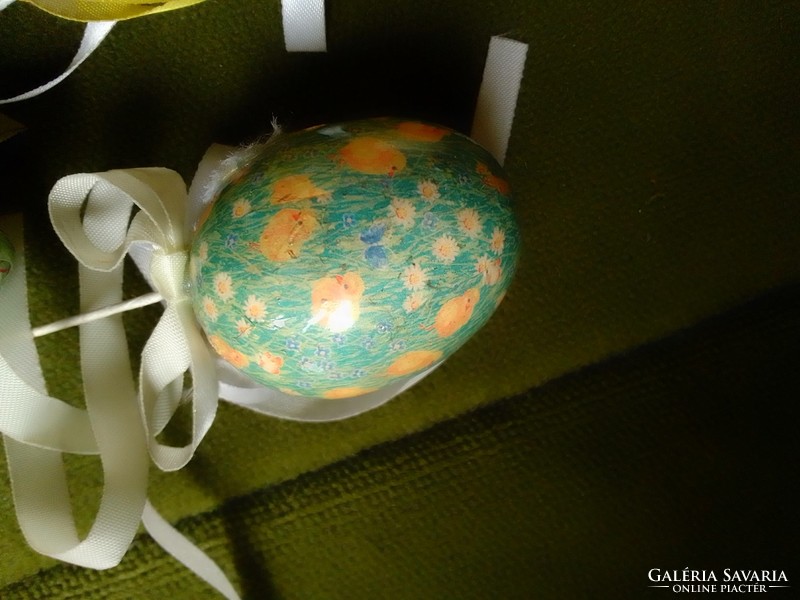Műanyag alapon papírbevonatos, lakkozott, színes, szalagos, pálcikás hímes húsvéti tojás dekoráció
