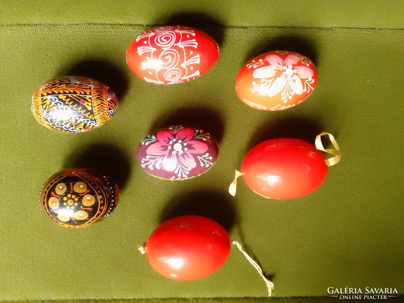 Hét régi orosz népművészeti kézzel festett színes mintás hímes húsvéti tojás dekoráció locsolóknak