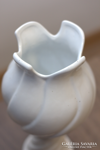 Virág formájú porcelán váza