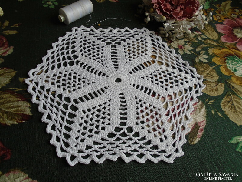 Dekoratív, horgolt csipketerítő   29 cm.