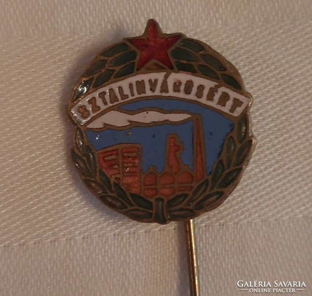 Sztálinvárosért jelvény