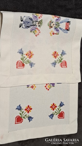 Old tablecloth with cross-stitch embroidery (l3603)