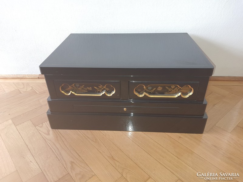 Japanese altar/side table (1926), high-gloss lacquer, genuine gilding