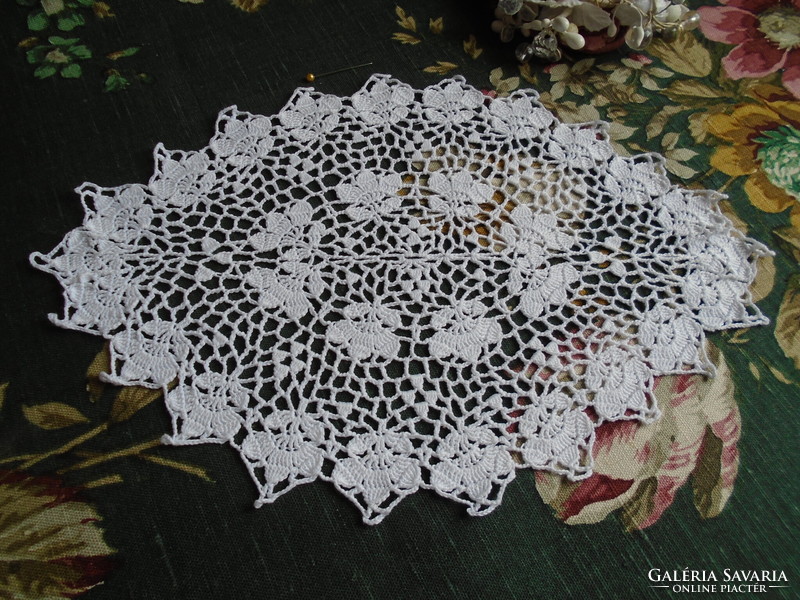 Horgolt csipke terítő 32 x 22 cm.