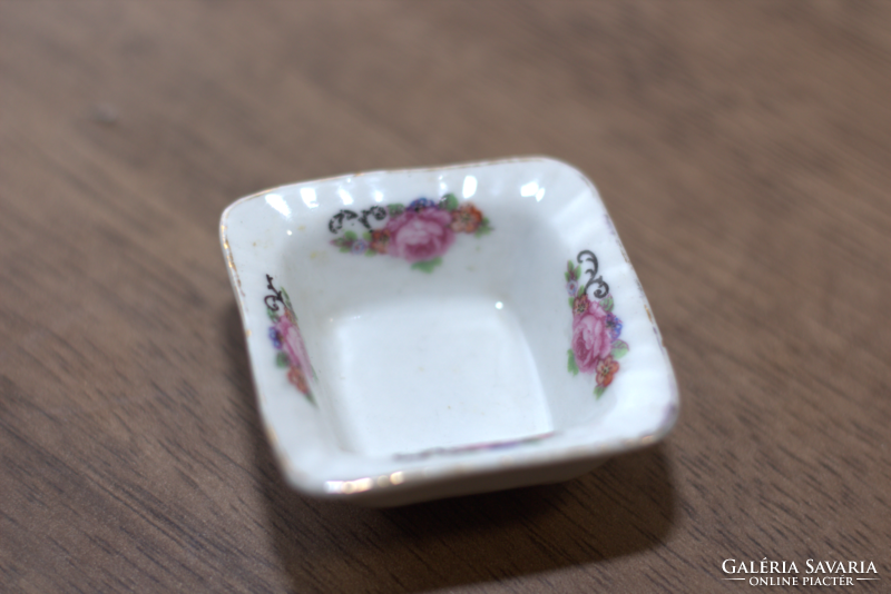 Small bowl with flower pattern