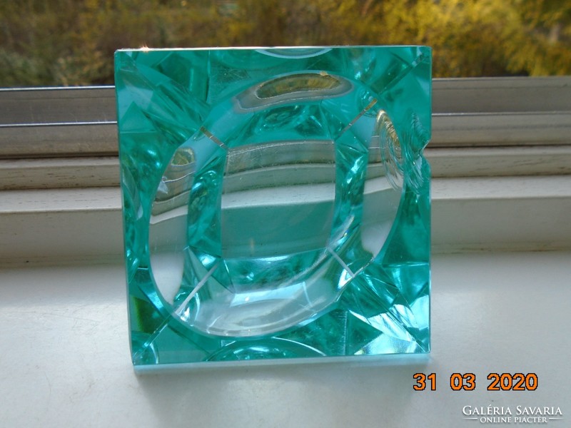 Fazettált türkiz kristály díszüveg ovális bemélyedéssel
