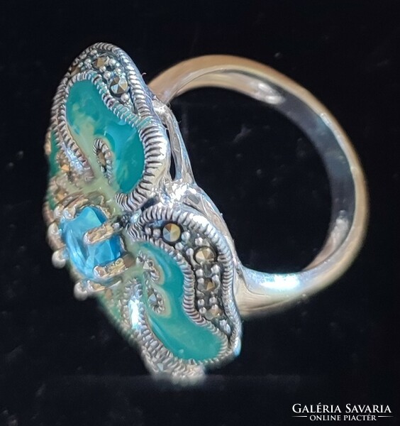 Dekoratív ezüstgyűrű, kőberakással és zománc díszítéssel