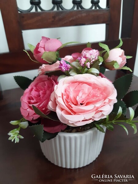 Ceramic floral table decoration