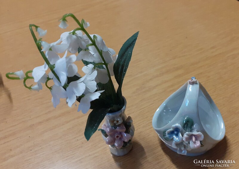 Kis porcelán váza, kosárka, műa. virággal.
