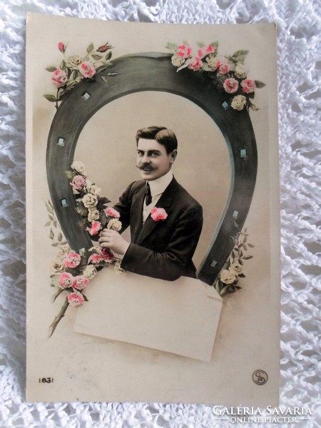 110 éves szecessziós képeslap, snájdig fiatalember, szerencsepatkó, virágözön - 1908