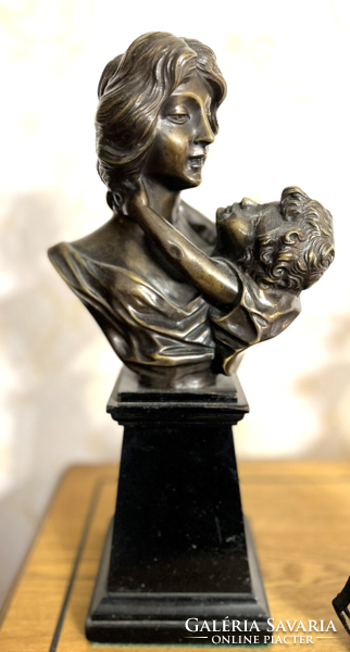 Anya gyermekével büszt - bronzszobor márvány talapzaton