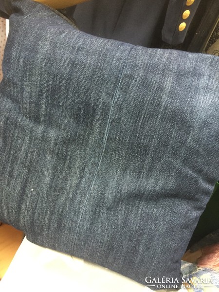 Decorative cushion cover, made of denim material, with 5 usable pockets. Recycled product from old jeans