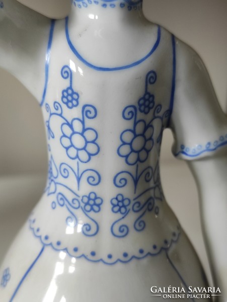 Hollóházi pogácsás tálat hordó lány kékfestő népviseletben, porcelán szobor