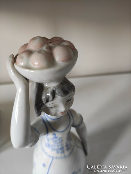 Hollóházi pogácsás tálat hordó lány kékfestő népviseletben, porcelán szobor