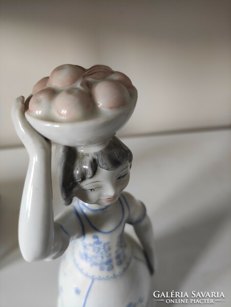 Hollóházi almaszedő lány kékfestő népviseletben, kézzel festett porcelán szobor gyűjtői darab
