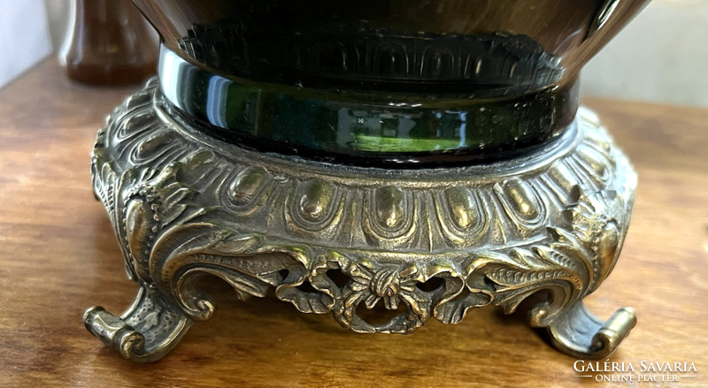 Aranyozott üveg fedeles váza bronz talapzaton és fogóval