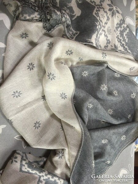 Large, Scandinavian motif, Norwegian-patterned shawl, grey-beige scarf