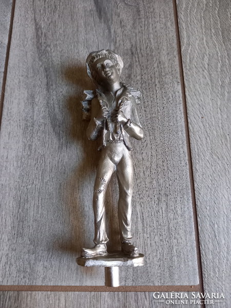 Érdekes régi fém szobor: tűzifát hordó fiú (16,8x5x2,7 cm)