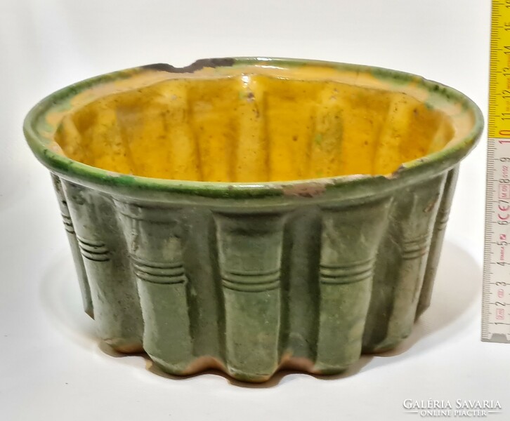 Folk, green, yellow glazed ceramic kuglóf baking dish (2585)
