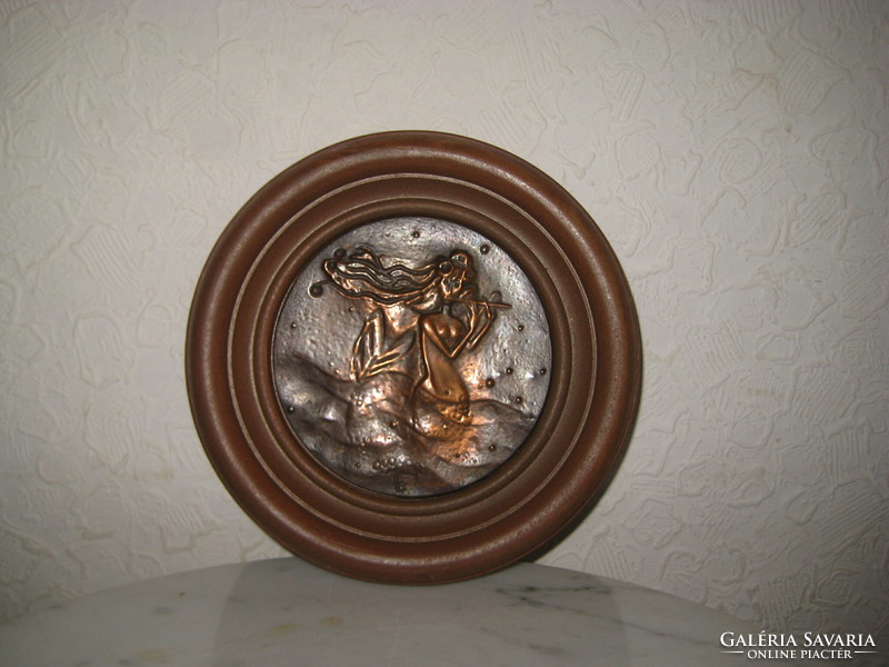 A csábító szirén  ,  bronz és terrakotta  keret    14  cm   és  9 cm a bronz