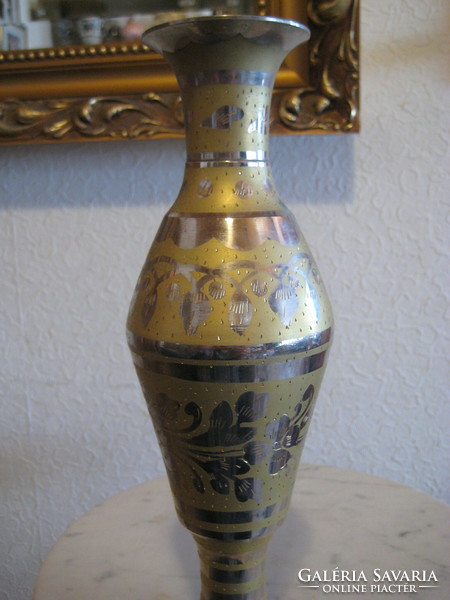 Szépen cizellált mags karcsú , vésett   sárgaréz váza  , használatban még nem volt  7 x 27 cm cm