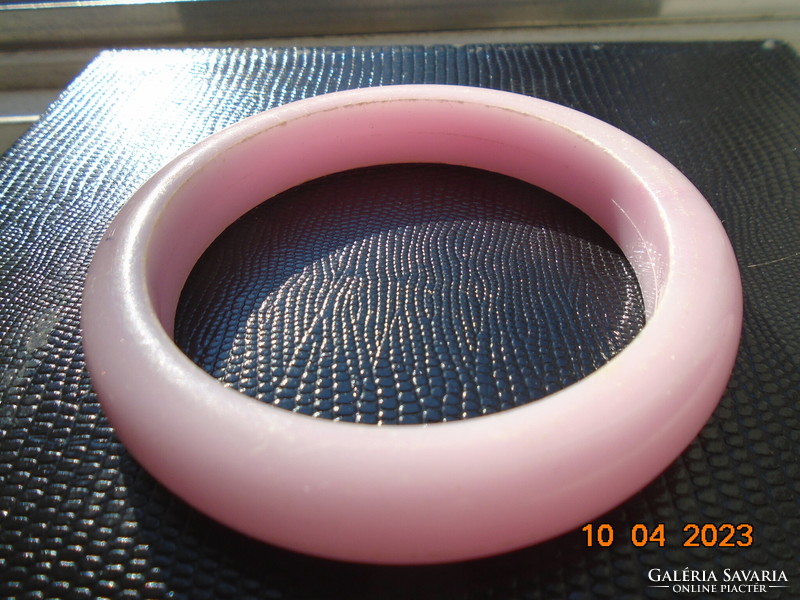 Pink vaskos műanyag vintage karkötő