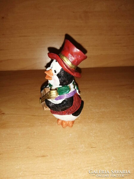 Aranyos piros cilinderes muzsikus gitározó pingvin figura karácsonyi díszlethez is 9 cm magas (po-2)